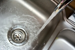 Goût désagréable de l’eau du robinet : l’apport de la filtration domestique